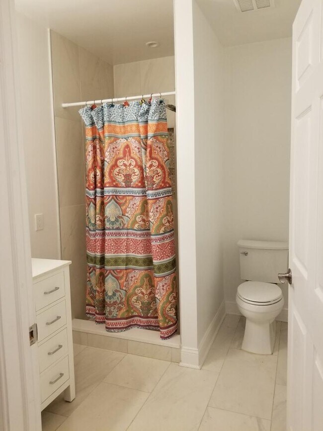 En-suite bathroom - 1632 5th St NW