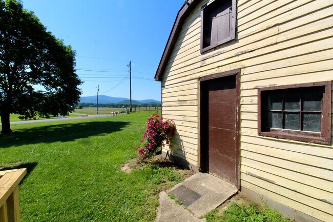 Building Photo - Stunning Home with Breathtaking Blue Ridge Mountain Views!   3 Bedrooms | 2 Baths