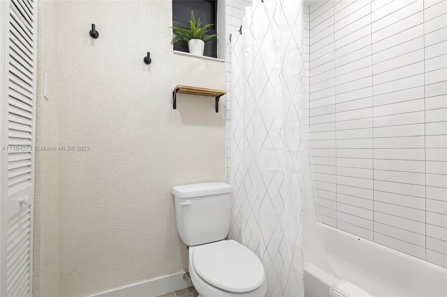 Building Photo - 601 SW 44th Pl