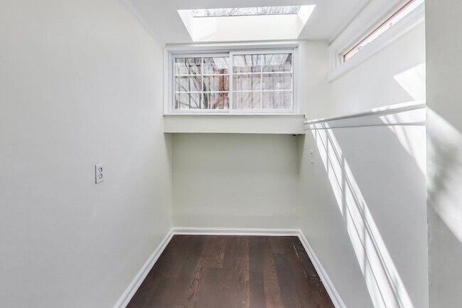 Building Photo - Peaceful 2BD/2BA - Two Level Condo in the Heart of Dupont Circle!