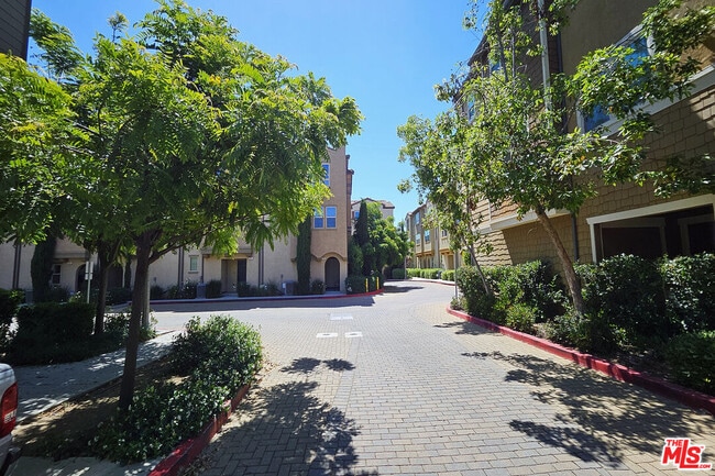 Building Photo - 7245 Maple Rd