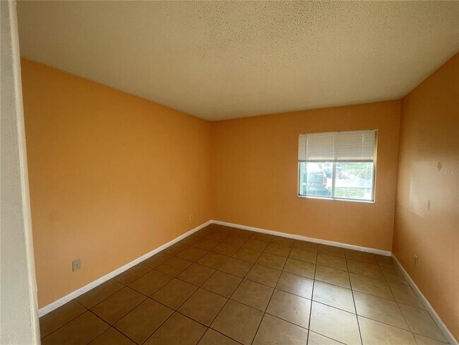 Building Photo - 549 Fairways Dr