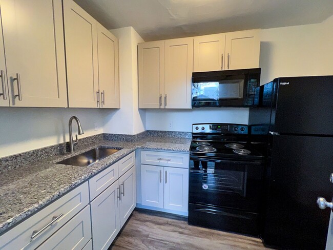 Building Photo - 2BR/1BA Renovated Cottage Within Minutes o...