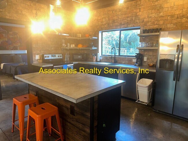 Building Photo - Modern Industrial 2Bed/2Bath Plus Loft in NW Gainesville