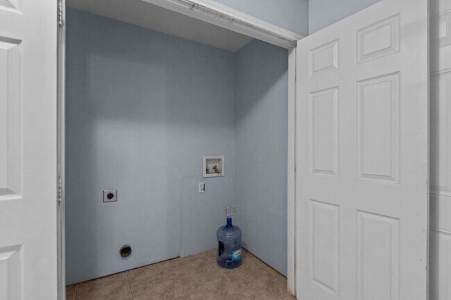 Building Photo - 1708 English Dr