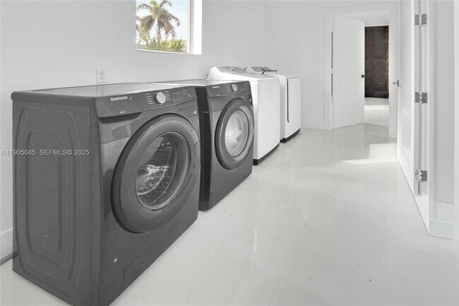 Building Photo - 425 SW 129th Ave