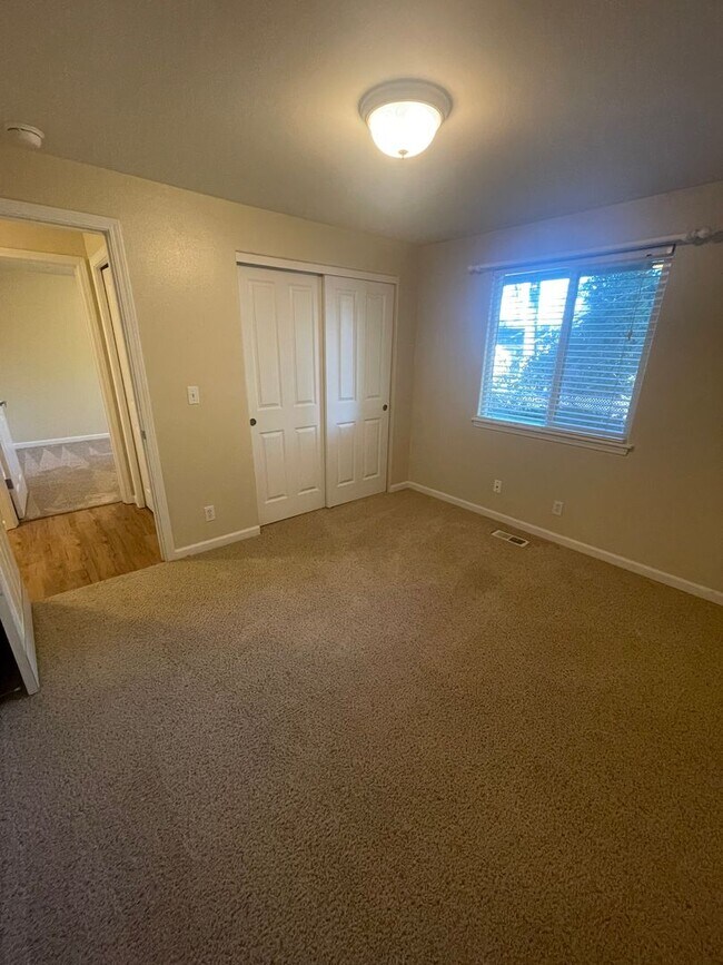 Building Photo - Convieniently located charming three bedroom duplex with modern updates!