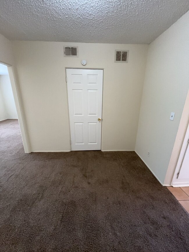 Building Photo - FOR RENT: 1 BEDROOM 1BATH SPACIOUS IN SPRI...