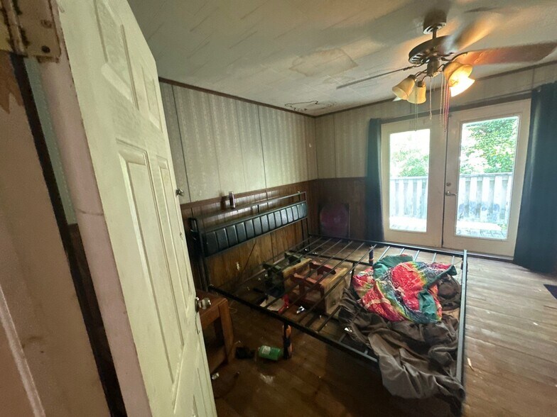 Building Photo - 805 S Hickory St