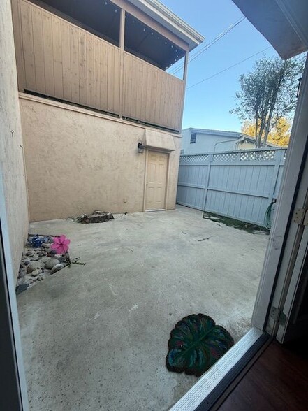 Building Photo - 706 E Avenue, Middle Unit