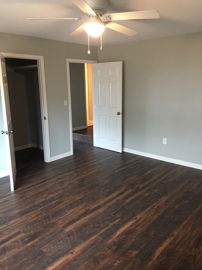 Building Photo - FOR LEASE!!