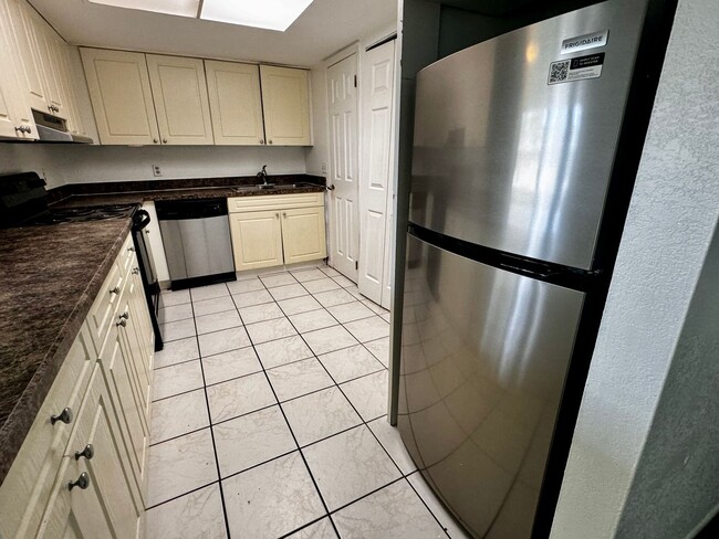 Building Photo - 2 Bedroom 2 Bath Hawthorne Village Condo n...