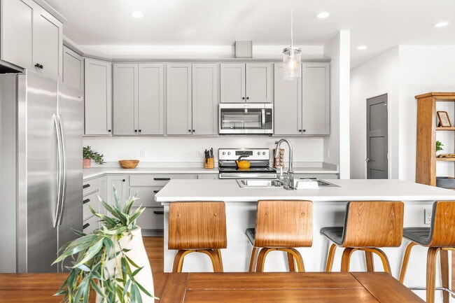 Building Photo - Modern 2-Bed Townhouse... Ideal for Professionals or Travelers
