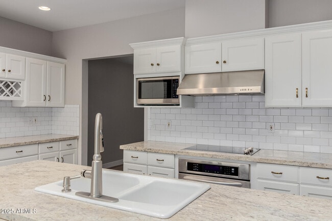 Building Photo - 5001 E Mitchell Dr