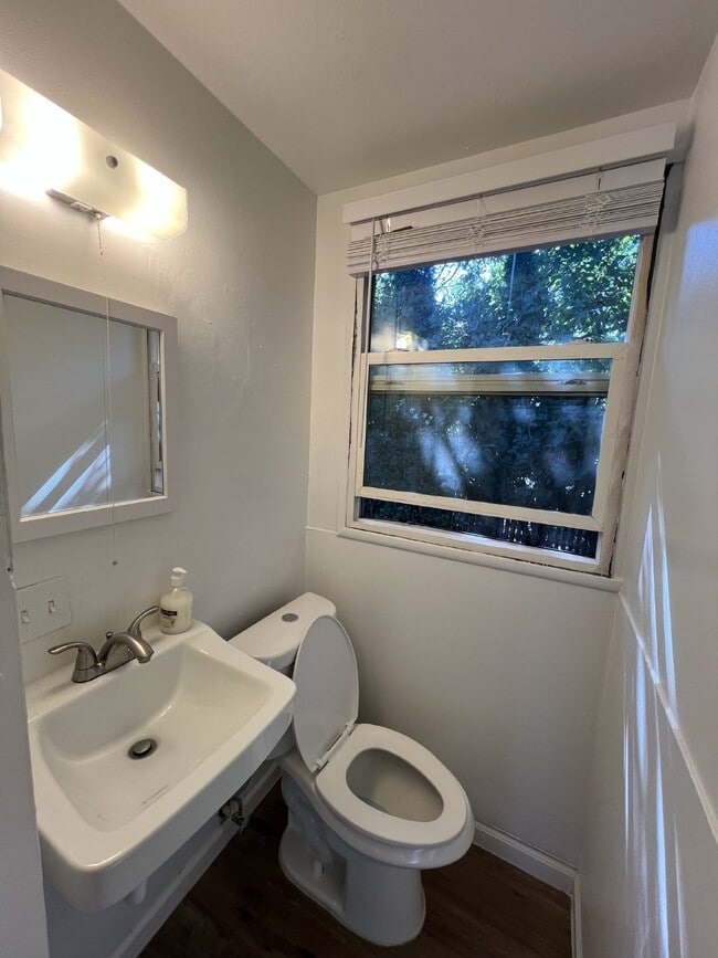 Building Photo - Cute Cottage Style 1 Bedroom Duplex