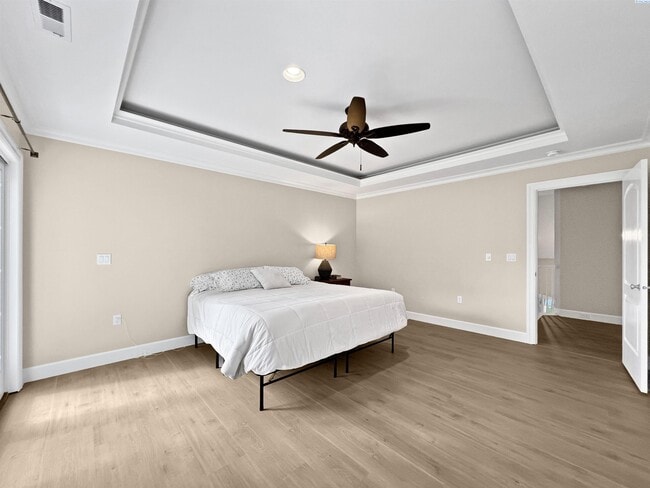 Building Photo - 4 Bedrooms Plus an Office Steps from the R...