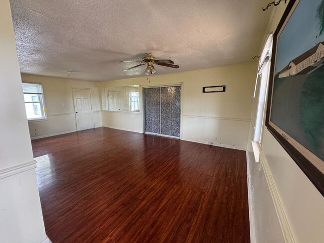 Building Photo - 3 bed, 1.5 bath - Seneca