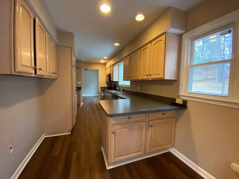 Kitchen - 1815 CRANBERRY LN