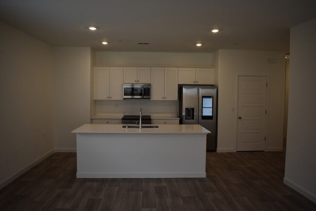 Building Photo - 4470 N San Clemente Ave