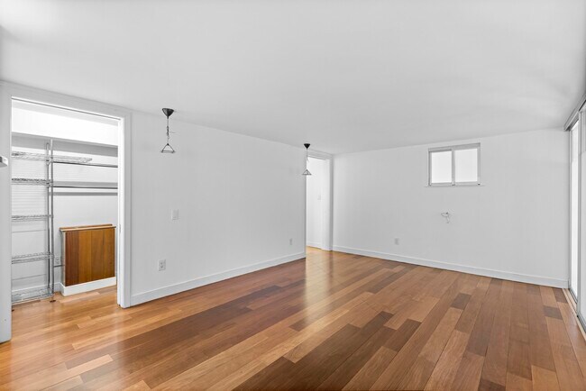Building Photo - 299 Pavonia Ave