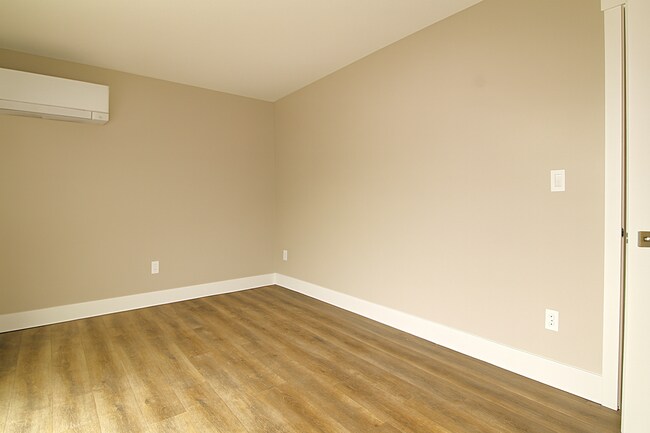 Building Photo - Your Bend Retreat: Spacious Townhouse with...