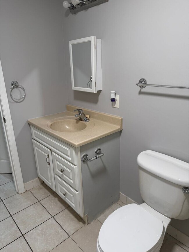 Building Photo - 1 Bedroom, 1 bathroom first floor apartmen...