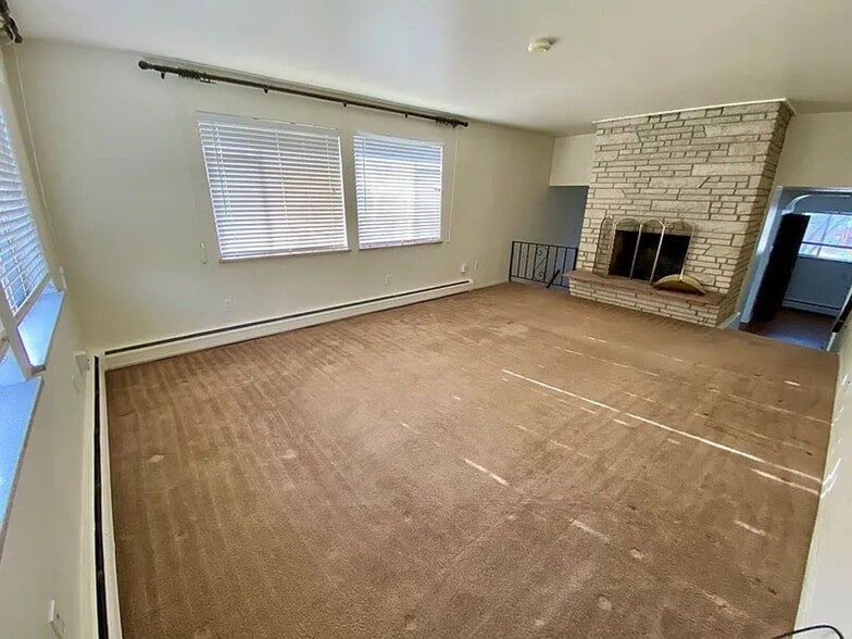 Building Photo - 5290 W Plymouth Dr