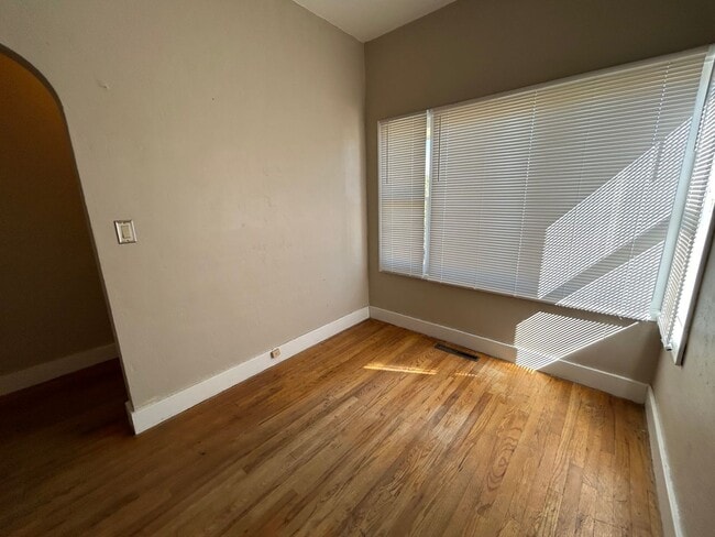 Building Photo - 3 Bedroom 1 Bath Large House with Garage & Many Amenities
