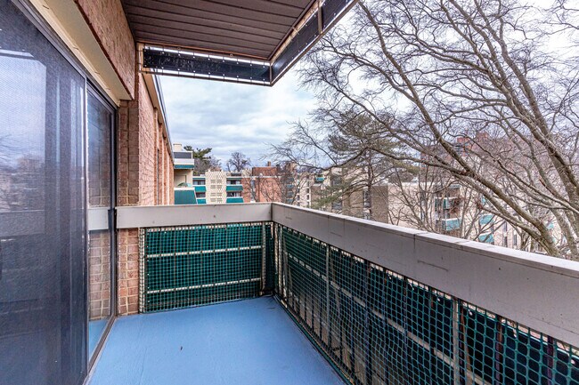 Balcony - 6143 Leesburg Pike