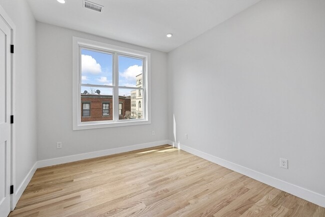 Building Photo - 152 Marion St