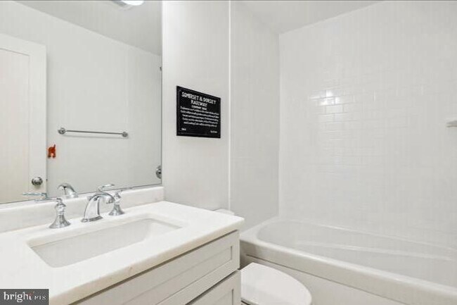 Building Photo - 1340 Nicholson St NW