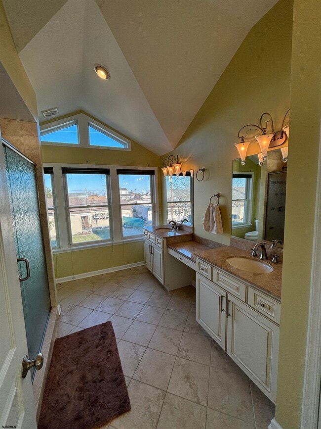 Building Photo - 802 N Harvard Ave