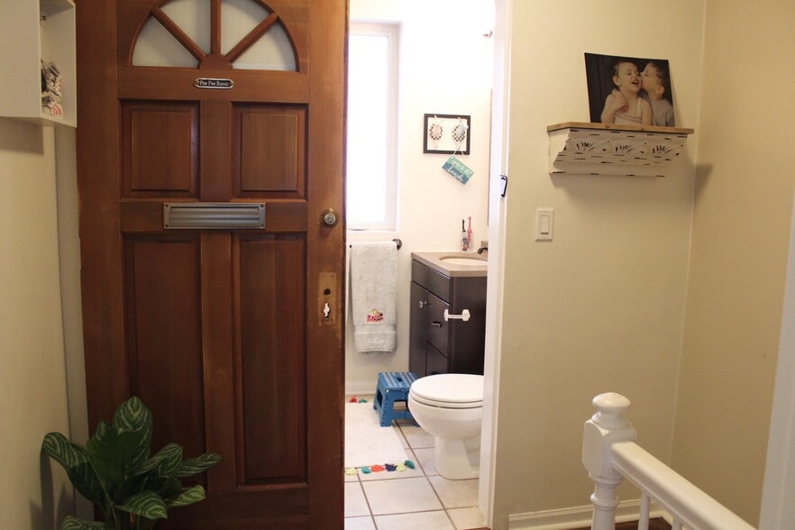 2nd Floor Bathroom - 433 W Roscoe St