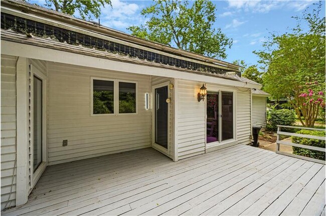 Building Photo - 1044 Commodore Dr