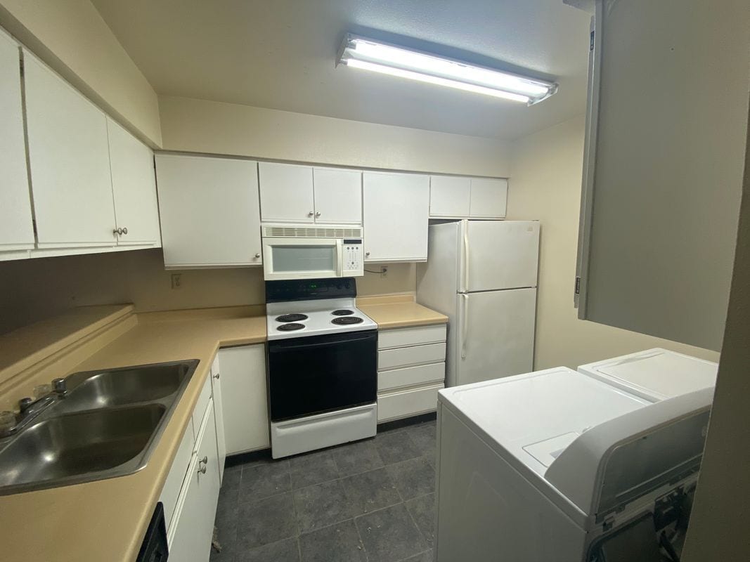 Building Photo - 302 Whispering Pines Way