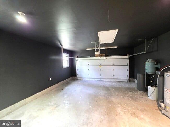 Building Photo - 8241 Robin Hood Dr