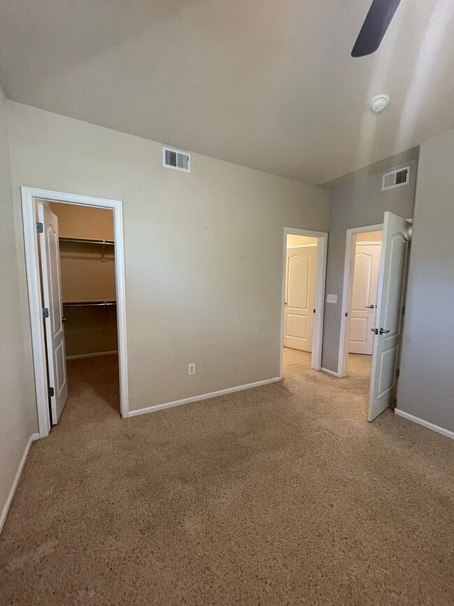 Building Photo - 2 bed/1 bath Townhome with Garage, Pool, Clubhouse