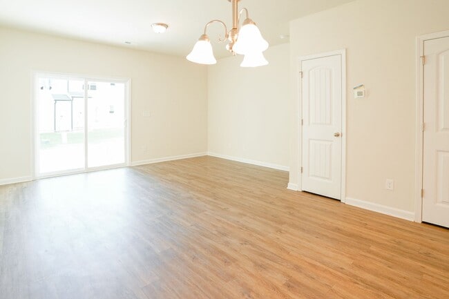 Building Photo - 2 Bedroom, 2.5 Bath Townhome in downtown C...