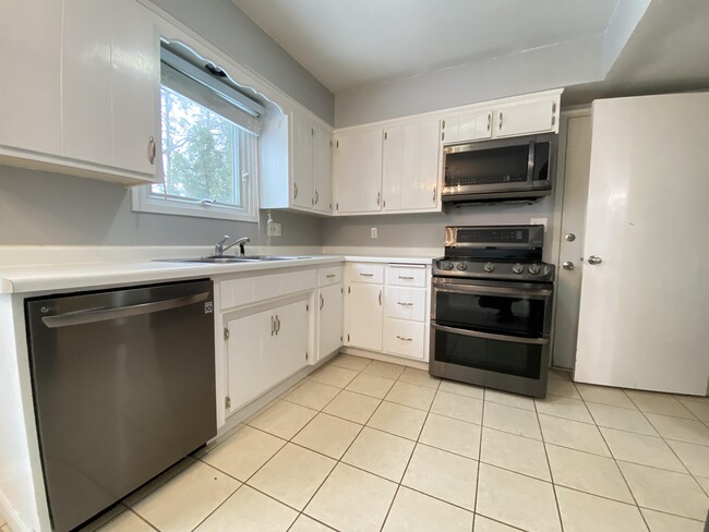 Building Photo - 1540 5th Ave SW