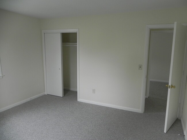 Building Photo - 8 1/2 Girard St