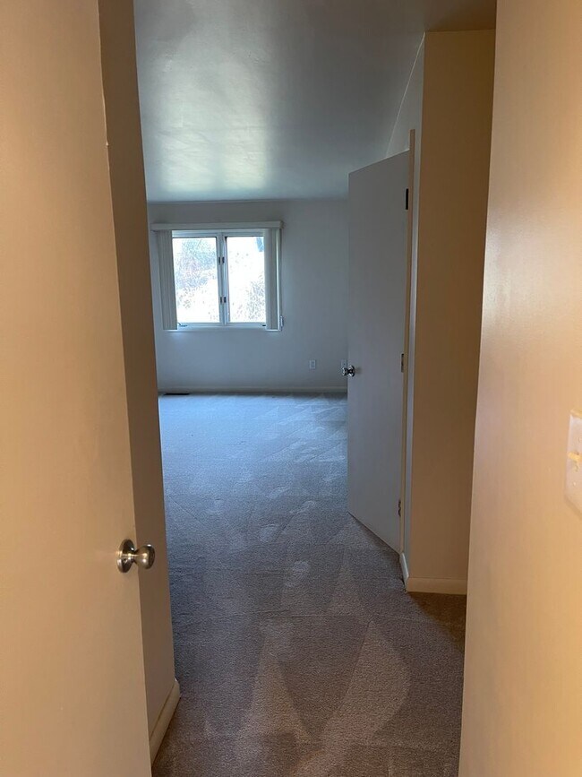 Building Photo - 105 Foxfire Dr