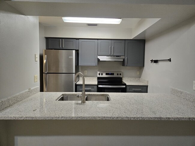 Building Photo - 2 bedroom + loft, 2 bathroom townhome near UCF