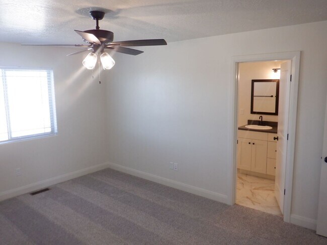 Building Photo - Move-In Bonus - 3 Bed - 2.5 Bath, Newer Co...