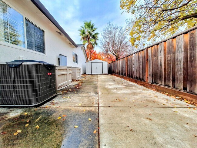 Building Photo - Beatifully Remodeled 3bd Single Story Hous...