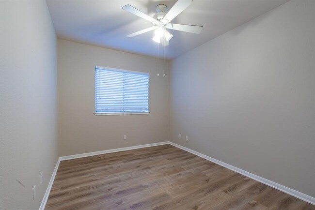 Building Photo - 8421 Cahill Dr
