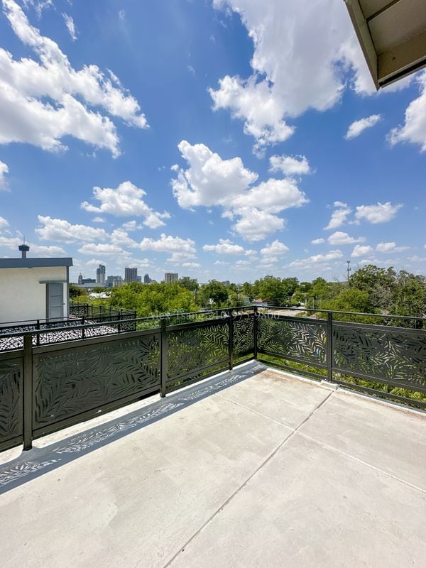 Building Photo - 218 S Olive St