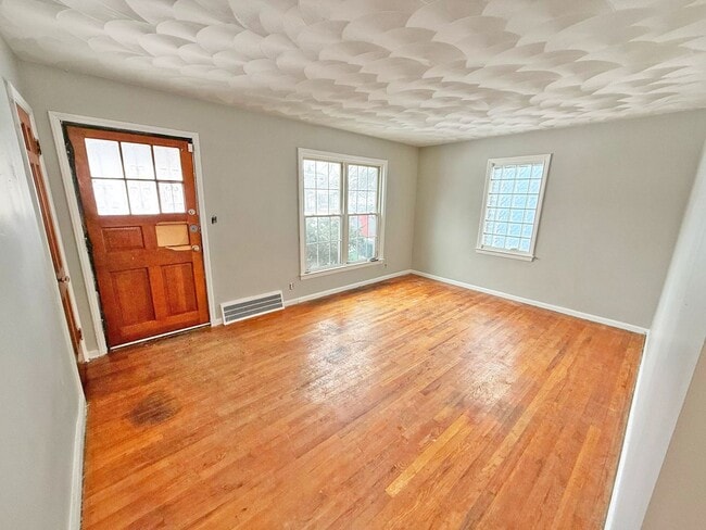 Building Photo - Convenient Showings — No Appointment Needed!