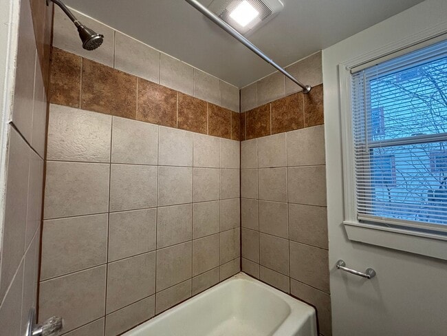 Building Photo - 3 Bedroom 1.5 Bath House - Parking/Laundry Hook-Ups!