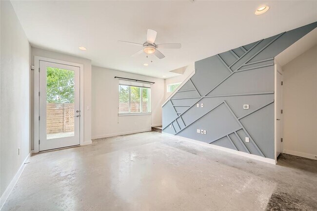 Building Photo - 801 N Bluff Dr