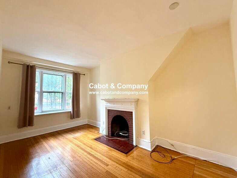 Building Photo - 186 Beacon St